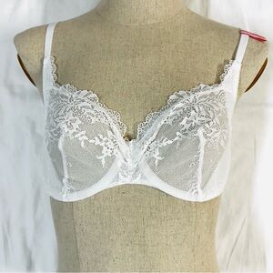 Uncommon White Underwire Bra Smooth Molded Cups